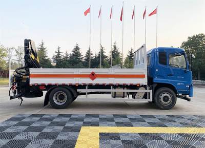 氣瓶運(yùn)輸車 兩軸東風(fēng)底盤與欄板式貨箱配折臂吊的危險(xiǎn)品運(yùn)輸解決方案